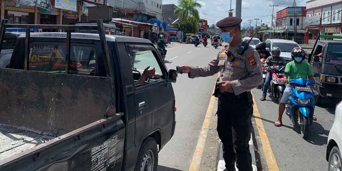 multi-peran-di-tengah-pandemi-covid-19-masyarakat-acungkan-jempol-bagi-polri